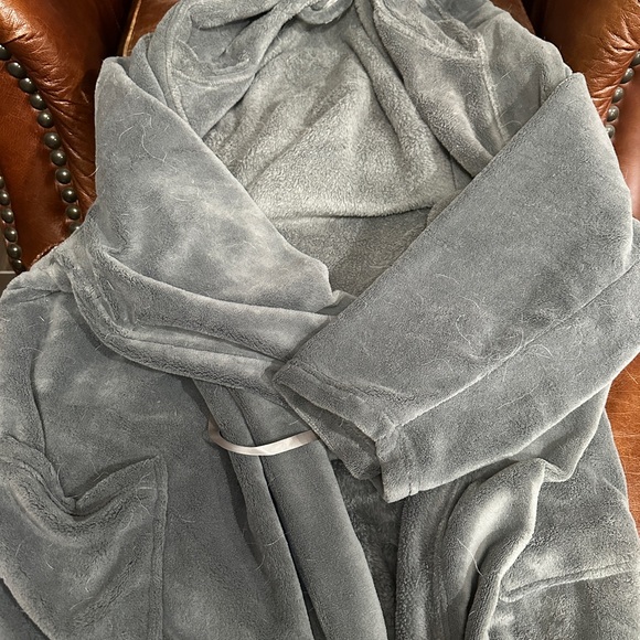 Men’s Grey Hooded Robe - Picture 3 of 3